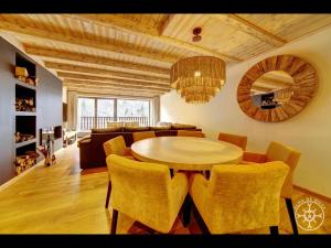 a living room with a wooden table and chairs at CASA VINYETA de Alma de Nieve in Baqueira-Beret
