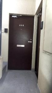 Una puerta negra con el número. en Guest house Shijo K12 A202, en Kioto