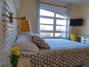una camera da letto con un letto e una grande finestra di CASA DE LOIS a un paso de Vigo, Baiona, Playa América y Portugal a Gondomar