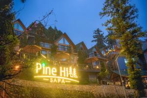 ein Hotel mit einem Schild, das ein Spa aus Kiefernholz liest in der Unterkunft Sapa Pine Hill Eco Lodge in Sa Pa