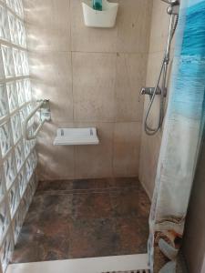y baño con ducha y suelo de baldosa. en Grand&Mirells, en Santa Cristina d'Aro