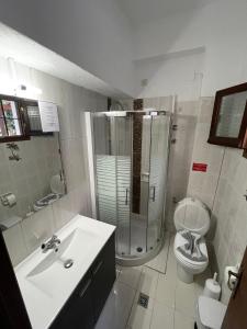 y baño con ducha, lavabo y aseo. en Villa Sunray, en Agios Ioannis