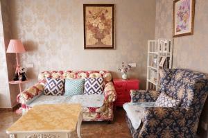 Xiao Yu Residential Apartment Near Jiefangbei and Hongya Cave的休息区