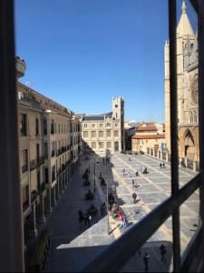 uma vista a partir de uma janela de uma rua da cidade em Lloēco - Art & Design Guest House em León