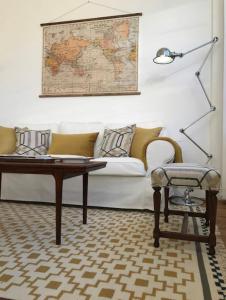 sala de estar con sofá, mesa y silla en Lloēco - Art & Design Guest House, en León