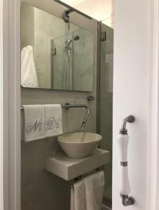 baño con lavabo y espejo en Lloēco - Art & Design Guest House, en León