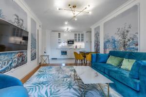 sala de estar con sofá azul y mesa en Garden of Eden 1-bedroom apartment – Lakefront, en Montreux