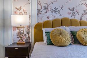 a bedroom with a bed with a headboard and a lamp at Garden of Eden 1-bedroom apartment – Lakefront in Montreux