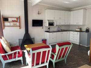 een keuken met een tafel en stoelen en een fornuis bij Home From Home, Waverley B&B, Johannesburg in Johannesburg