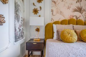 een slaapkamer met een bed en een tafel met een lamp bij Soft Glam 1-bedroom appt - Lake & Mountain View in Montreux