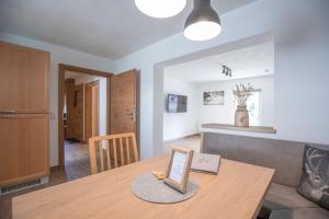 uma sala de jantar e sala de estar com uma mesa de madeira em Apart Alp Line em Mils bei Imst