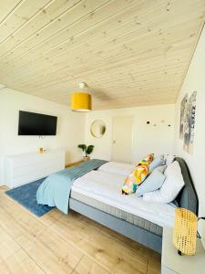 1 dormitorio con 1 cama grande y TV en aday - Frederikshavn City Center - Charming double room en Frederikshavn
