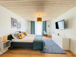 ein Schlafzimmer mit einem großen Bett und einem TV in der Unterkunft aday - Frederikshavn City Center - Charming double room in Frederikshavn