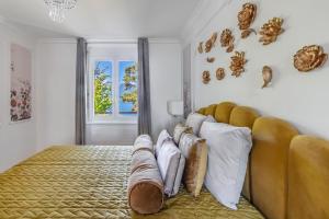 um quarto com uma cama com almofadas e um sofá em Bon Port 1-bedroom apartment – Lakefront em Territet