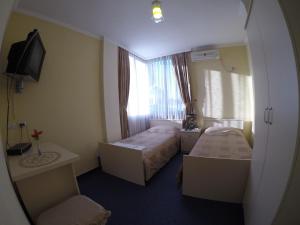Hotel 3A في تيرانا: غرفة صغيرة بسريرين ونافذة
