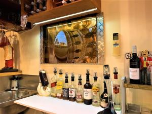 un montón de botellas de alcohol en una barra en una cocina en Silo Motor Inn Biloela, en Biloela