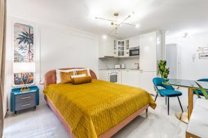 Postel nebo postele na pokoji v ubytování Tropical studio with a balcony - Lake View