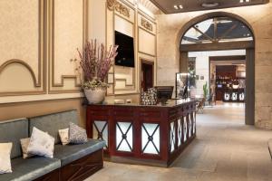 a lobby with a bar with a couch and a counter at Catalonia Puerta del Sol in Madrid
