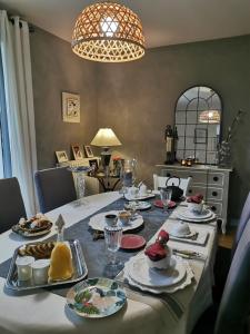 翁贊的住宿－La maison Maria Rosa，餐桌上放着食物盘
