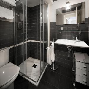 巴爾巴斯特羅的住宿－Laila Home，带淋浴、卫生间和盥洗盆的浴室