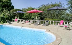 a swimming pool with chairs and umbrellas and chairs and tables at Logis De Chenevire in Juignac