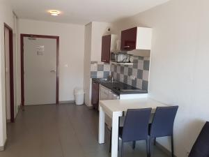 Kuchyňa alebo kuchynka v ubytovaní appartement avec terrasse , jardinet et piscine