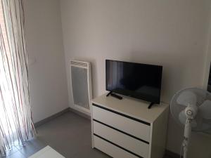 Televízia a/alebo spoločenská miestnosť v ubytovaní appartement avec terrasse , jardinet et piscine