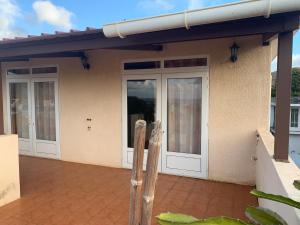 ein Haus mit zwei Türen auf einer Terrasse in der Unterkunft Luxurious house at Coromandel in La Rotraite