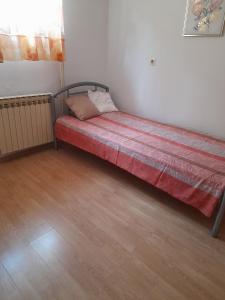 Postel nebo postele na pokoji v ubytování Apartments with a parking space Rijeka - 15932