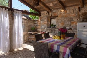Sveti Lovreč PazenatičkiにあるVilla Jankoのパティオ(果物入りテーブル付)