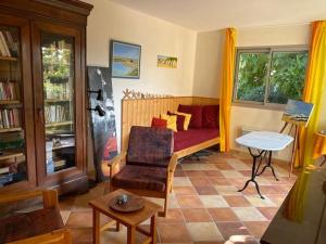 ein Wohnzimmer mit einem Sofa und einem Tisch in der Unterkunft Maison Les Sables-d'Olonne, 6 pièces, 8 personnes - FR-1-422-39 in Les Sables-dʼOlonne