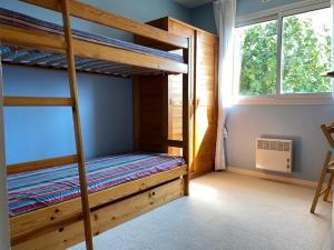 ein Schlafzimmer mit Etagenbetten und einem Fenster in der Unterkunft Maison Les Sables-d'Olonne, 6 pièces, 8 personnes - FR-1-422-39 in Les Sables-dʼOlonne