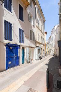 uma rua vazia com uma porta azul num edifício em Le Petit Panier Studio 3 Clim Vieux-Port - MaisonMars em Marselha