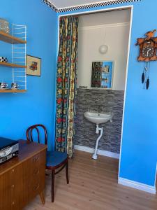 ein Badezimmer mit einem Waschbecken und einem Stuhl in der Unterkunft Skogshemmet in Ludvika