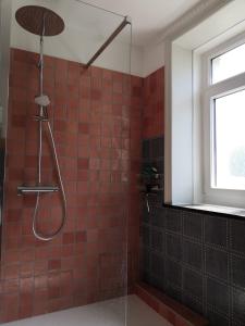 baño con ducha de azulejos rojos en Superbe appartement, face à la vieille ville ! en Boulogne-sur-Mer
