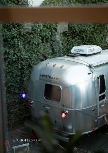a silver trailer parked next to a green hedge at Carlton 66 Guldsmeden in Copenhagen