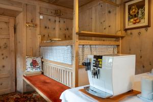 a room with a machine on a table at Chalet Funtanacia in La Villa