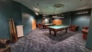 Biliardový stôl v ubytovaní Hotel Czarny Potok Resort SPA & Conference