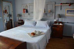 um quarto com uma cama com um prato de comida em Casa Vacanze Magnolia em Terricciola