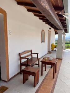 Una habitación con bancos y mesas en un edificio. en Azienda agrituristica contras, en Olbia