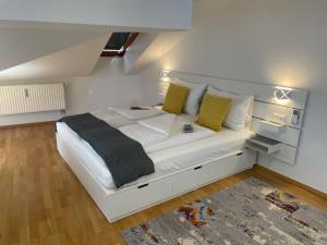 A bed or beds in a room at Hotel Brauhof Wien