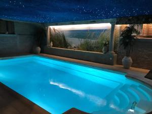 a swimming pool at night with a view of the ocean at B&B. Het Hunebed Rolde in Rolde