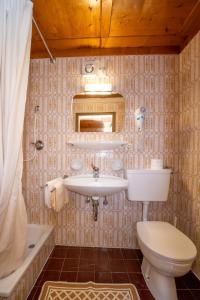 a bathroom with a sink and a toilet and a tub at Chalet Funtanacia in La Villa