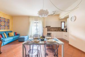 eine Küche und ein Wohnzimmer mit einem Tisch und Stühlen in der Unterkunft Design Apartments Florence Combo in Florenz