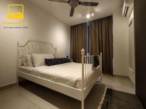 - une chambre avec un lit et un ventilateur de plafond dans l'établissement H2O Retreat Studio Home 5min to LRT by Premium Stay, à Petaling Jaya
