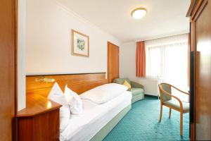 Postel nebo postele na pokoji v ubytování Hotel Edelweiss + 36 fotografií