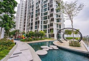 une piscine en face d'un grand bâtiment dans l'établissement H2O Retreat Studio Home 5min to LRT by Premium Stay, à Petaling Jaya