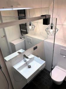 y baño con lavabo blanco y aseo. en A modern apartment for 2 people, en Cracovia