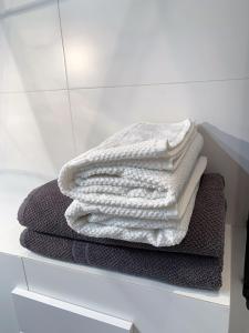 una pila de toallas en la parte superior de un estante en A modern apartment for 2 people, en Cracovia