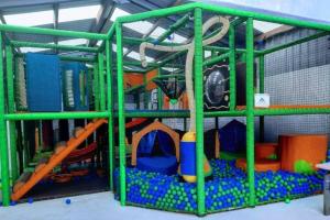 una sala de juegos con juegos y un parque infantil en Stunning 2-Bed Apartment in Newton Stewart, en Newton Stewart